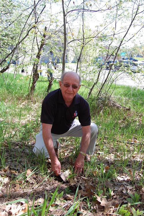 3B un septuagénaire plantait