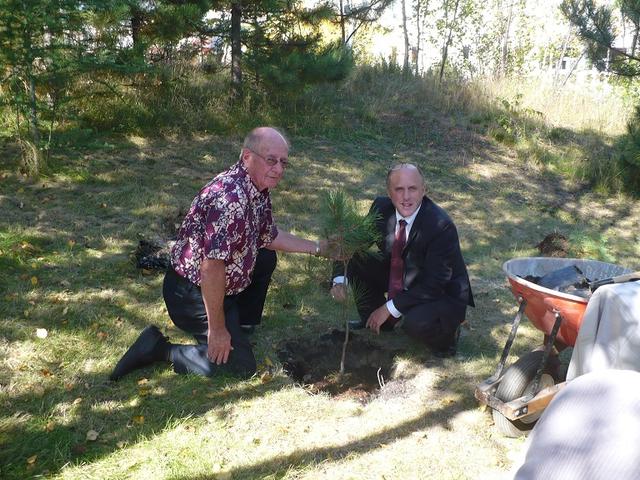 10- Alfred plante un arbre avec Pierre Zundel