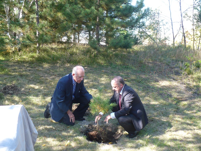 11- Hervé plante un arbre avec Pierre Zundel