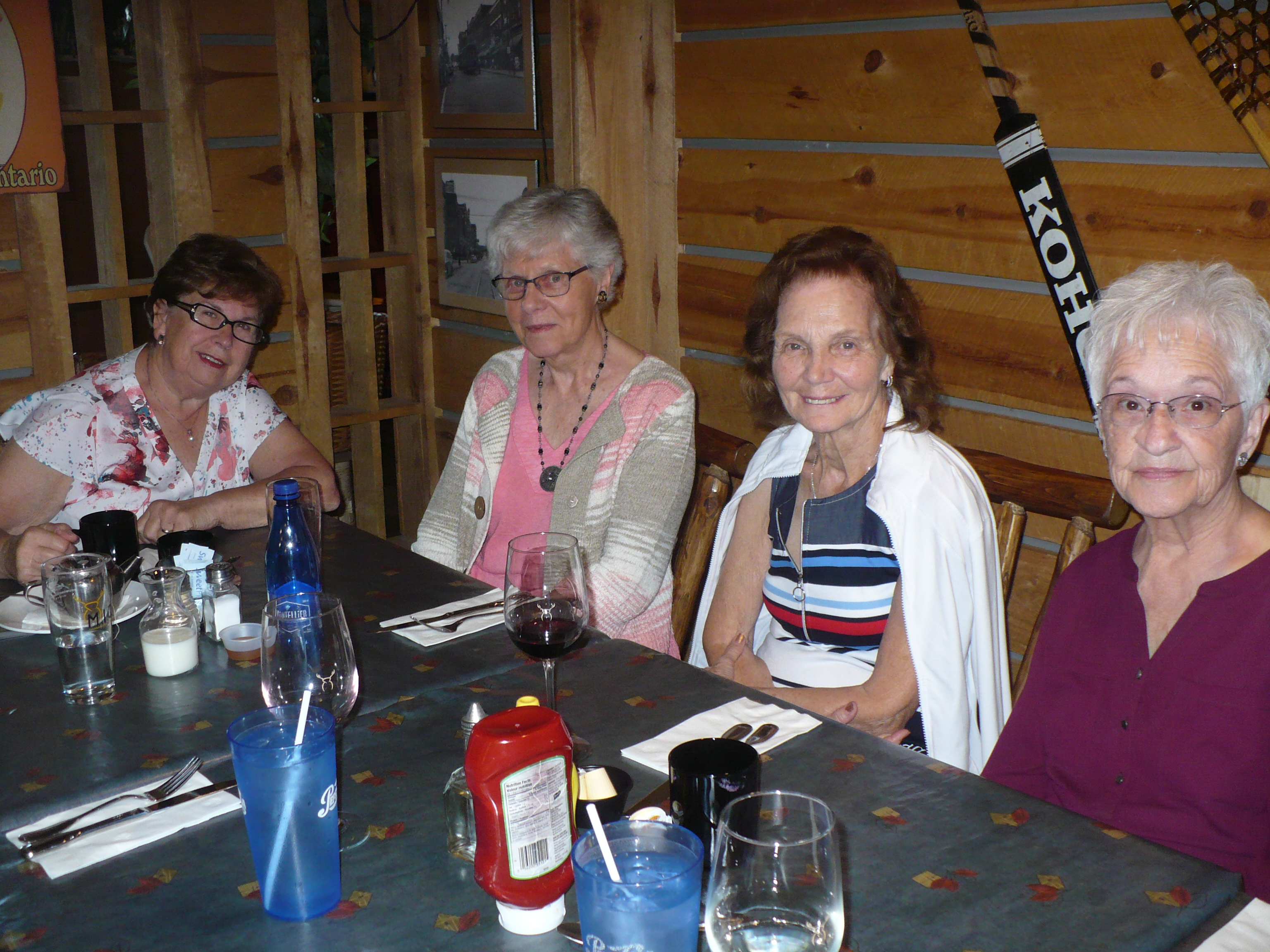 Edna, Yvette, Cécile, Hélène