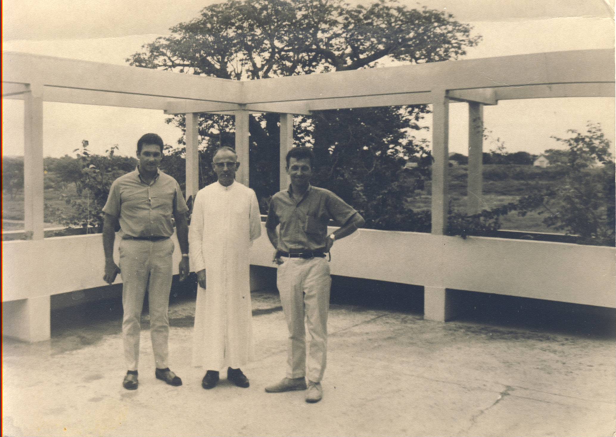 Père Dubé avec Dolien Barbeau et Jacques Langlois à Dakar